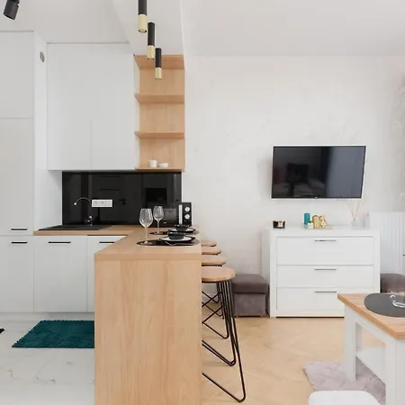 Lejlighed Kotsisa With Parking By Renters Warszawa