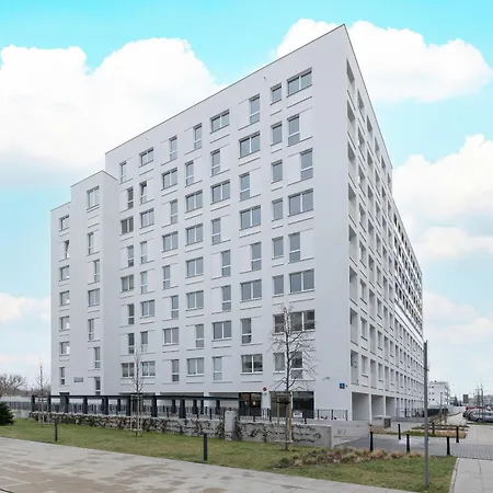 Kotsisa With Parking By Renters 아파트