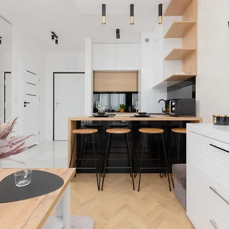 Kotsisa With Parking By Renters *