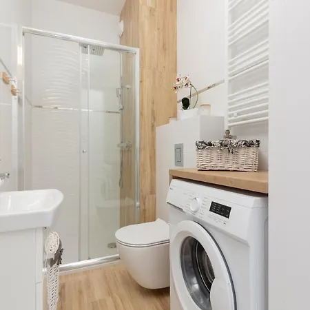 Apartment Kotsisa With Parking By Renters *