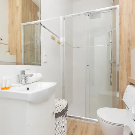 Kotsisa With Parking By Renters Apartment