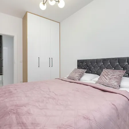 Kotsisa With Parking By Renters *