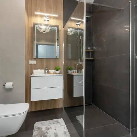Apartment Kotsisa With Parking By Renters