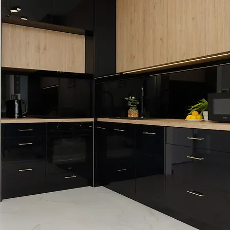Kotsisa With Parking By Renters Apartment *