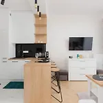 Apartment Kotsisa With Parking By Renters Warschau