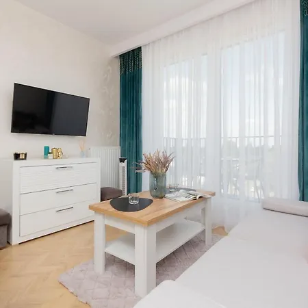 Kotsisa With Parking By Renters