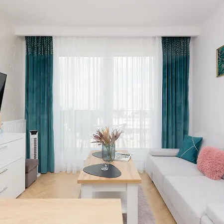 Kotsisa With Parking By Renters * Varsovia